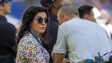 Carlie Irsay-Gordon buying drinks for fans in Berlin