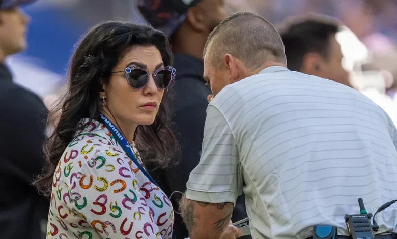 Carlie Irsay-Gordon buying drinks for fans in Berlin