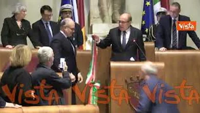 Carlo Verdone restituisce la fascia tricolore a Gualtieri dopo la giornata da Sindaco di Roma