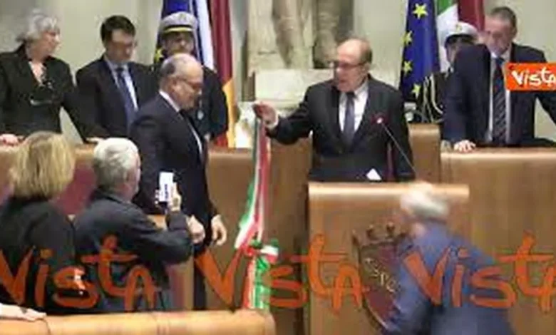 Carlo Verdone restituisce la fascia tricolore a Gualtieri dopo la giornata da Sindaco di Roma