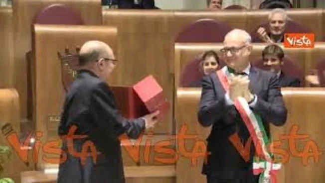 Carlo Verdone riceve la Lupa Capitolina dopo la giornata da Sindaco di Roma