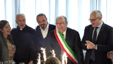 Carlo Verdone sindaco, la torta con le candeline al centro anziani