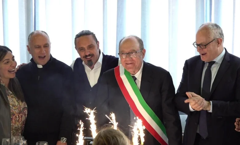Carlo Verdone sindaco, la torta con le candeline al centro anziani