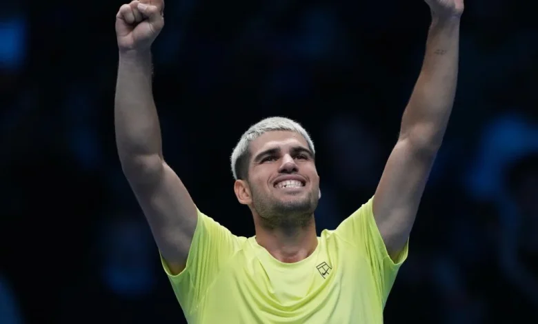 Carlos Alcaraz vence a Taylor Fritz y queda a uno victoria de ser el número uno del año