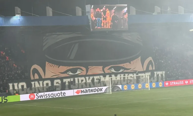 Çek taraftarlardan Fenerbahçe maçında "Türklerle savaş" pankartı