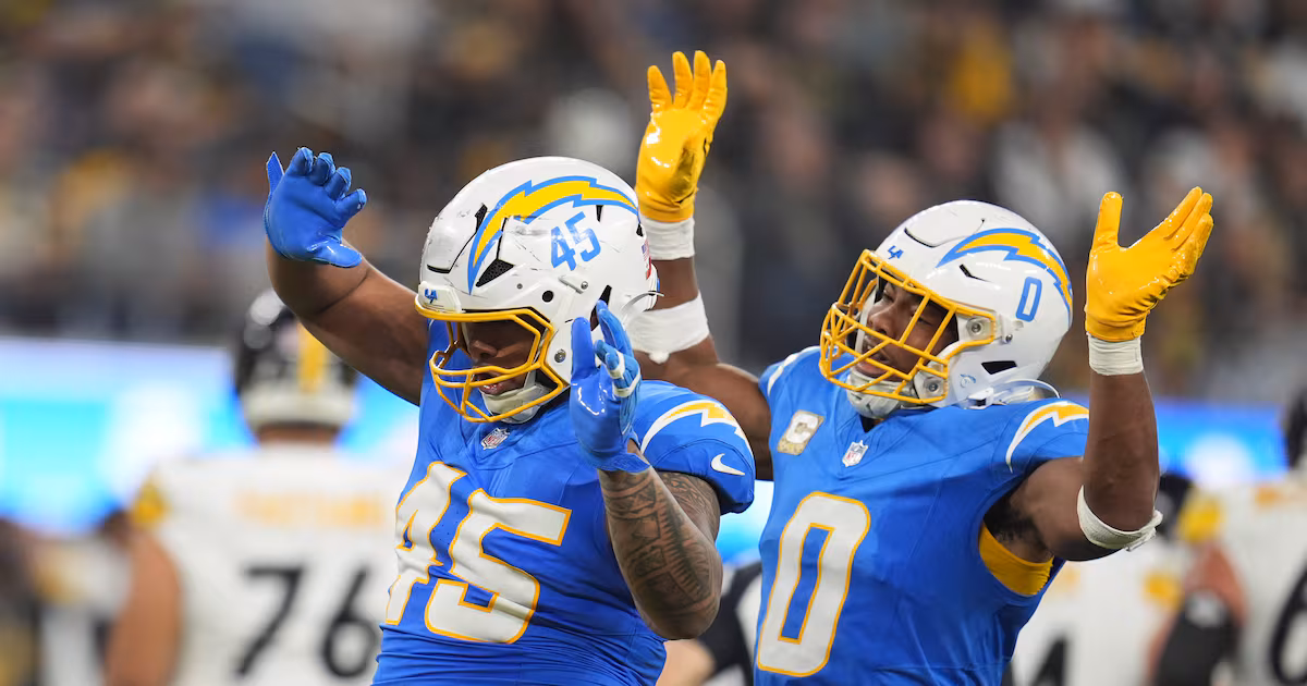 Chargers humble Rodgers, Steelers in prime time for third straight win