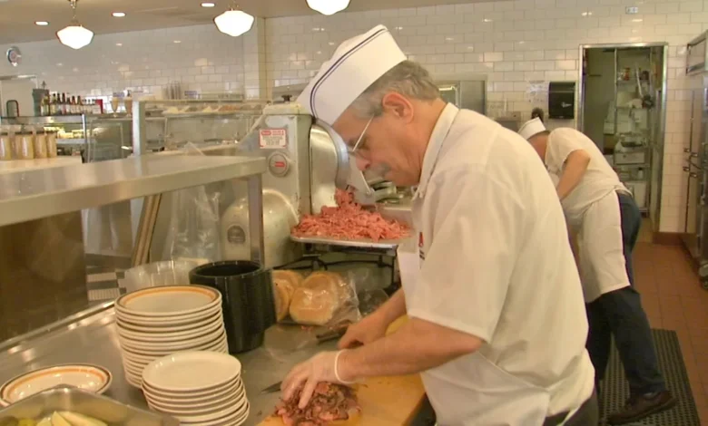 Chicago's Manny's Deli in South Loop shares noodle kugel recipe on Cooking up a Storm