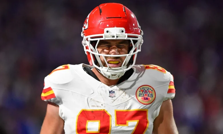 Chiefs' Travis Kelce gets drilled by Bills defender, jaws at fans walking to locker room