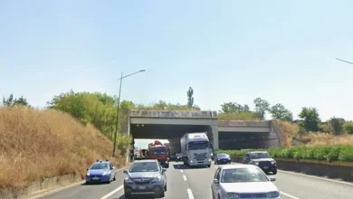 Choc sul raccordo anulare, accoltellata dal marito al petto: apre la porta e scappa da auto in corsa