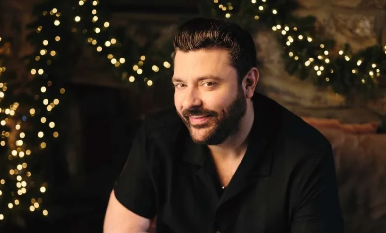 Chris Young finally embarks on a Christmas tour