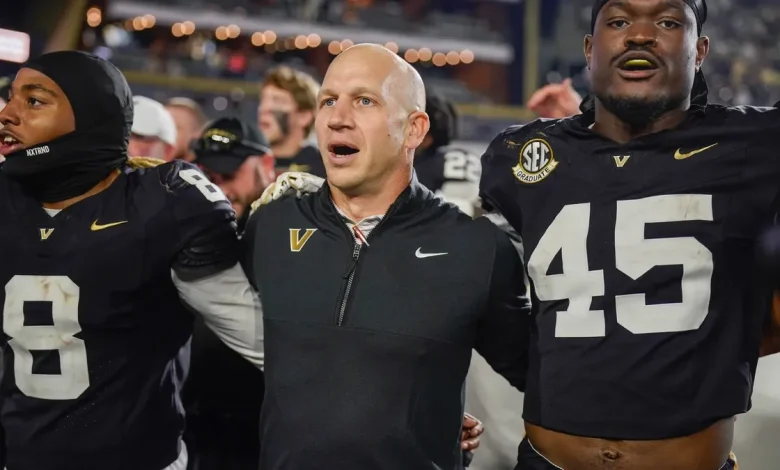 Clark Lea signs extension with Vanderbilt football