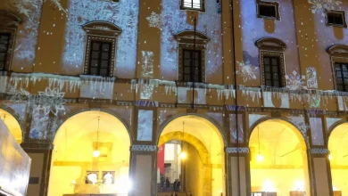 Clic: un pulsante illumina la piazza. Sulle pareti sfila la nostra storia. Strade e vicoli, controlli serrati