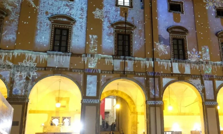 Clic: un pulsante illumina la piazza. Sulle pareti sfila la nostra storia. Strade e vicoli, controlli serrati