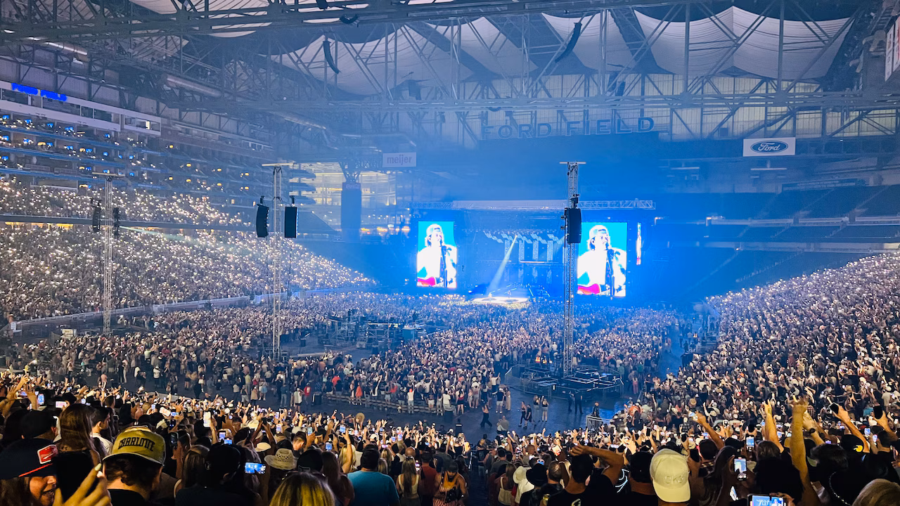 Country music superstar announces tour with stops at some of the largest stadiums in the U.S.