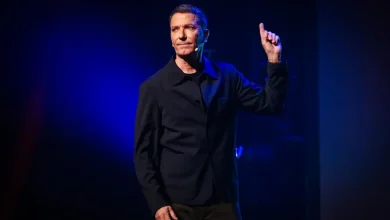 Critique d’Après seulement 32 ans d’absence sur scène | Patrice L’Ecuyer, plus raconteur qu’humoriste