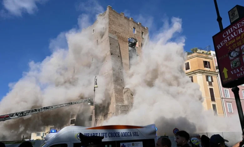 Crolla una parte della Torre dei Conti nel centro di Roma