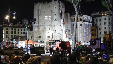 Crolli alla Torre dei Conti a Roma, tratto in salvo dopo 11 ore l'operaio rimasto sotto le macerie