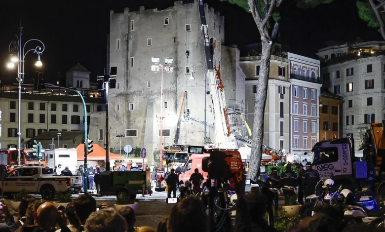 Crolli alla Torre dei Conti a Roma, tratto in salvo dopo 11 ore l'operaio rimasto sotto le macerie