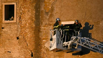 Crolli alla Torre dei Conti a Roma, un operaio sotto le macerie: si scava anche con le mani per salvarlo