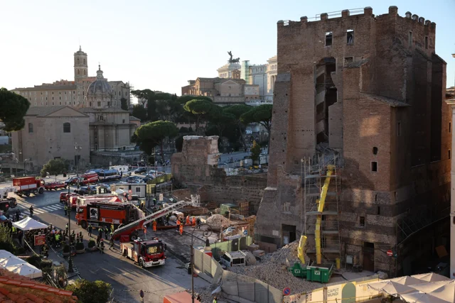 Crollo parziale di una torre medievale a Roma