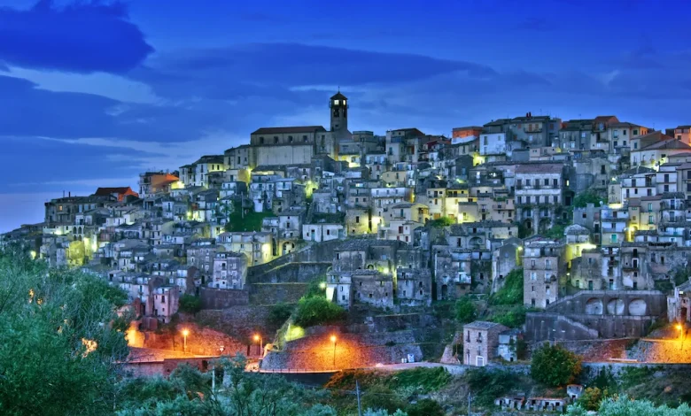 Da paese abbandonato a meraviglioso borgo internazionale che si accende in autunno: ìBadolato