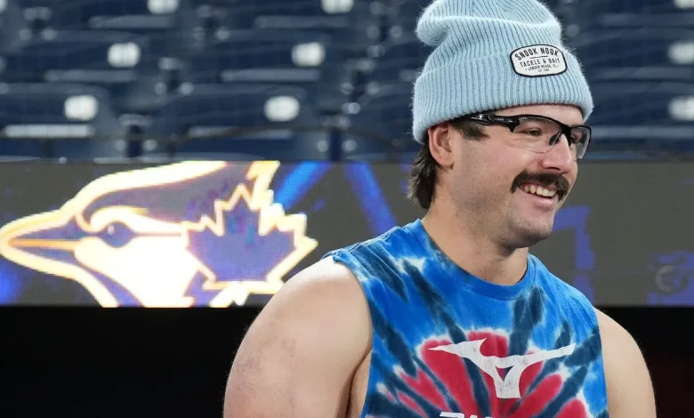 Davis Schneider Goes Barefoot in Park Ahead of World Series Game 6