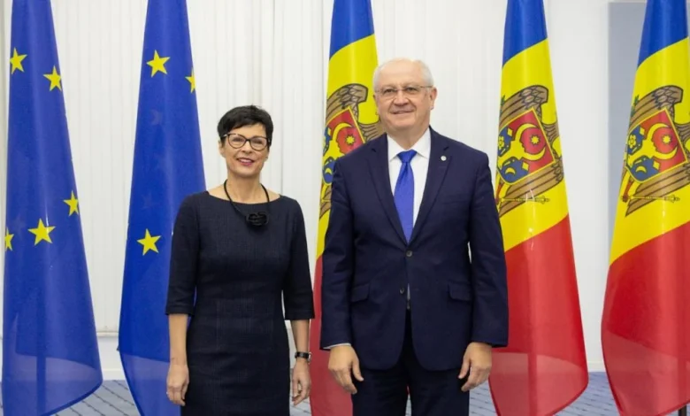 De la Chișinău, comisarul european pentru extindere felicită R. Moldova pentru progresele înregistrate și o îndemnă să accelereze „viteza reformelor” pentru ca „procesul de aderare să aibă succes”