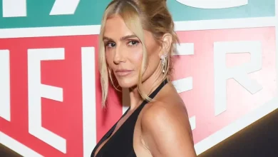 Deborah Secco usa porta-batom de luxo e Maisa, blusa com "cabelo"