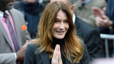 “Délicieux déjeuner” : Carla Bruni pose avec un célèbre animateur télé… c’est étonnant !