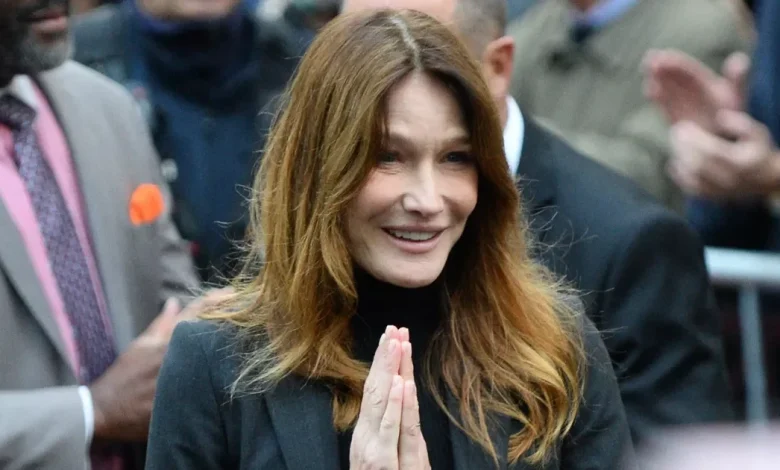 “Délicieux déjeuner” : Carla Bruni pose avec un célèbre animateur télé… c’est étonnant !