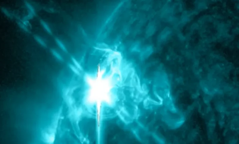 Deux énormes éruptions solaires de classe X déclenchent des pannes radio sur Terre !