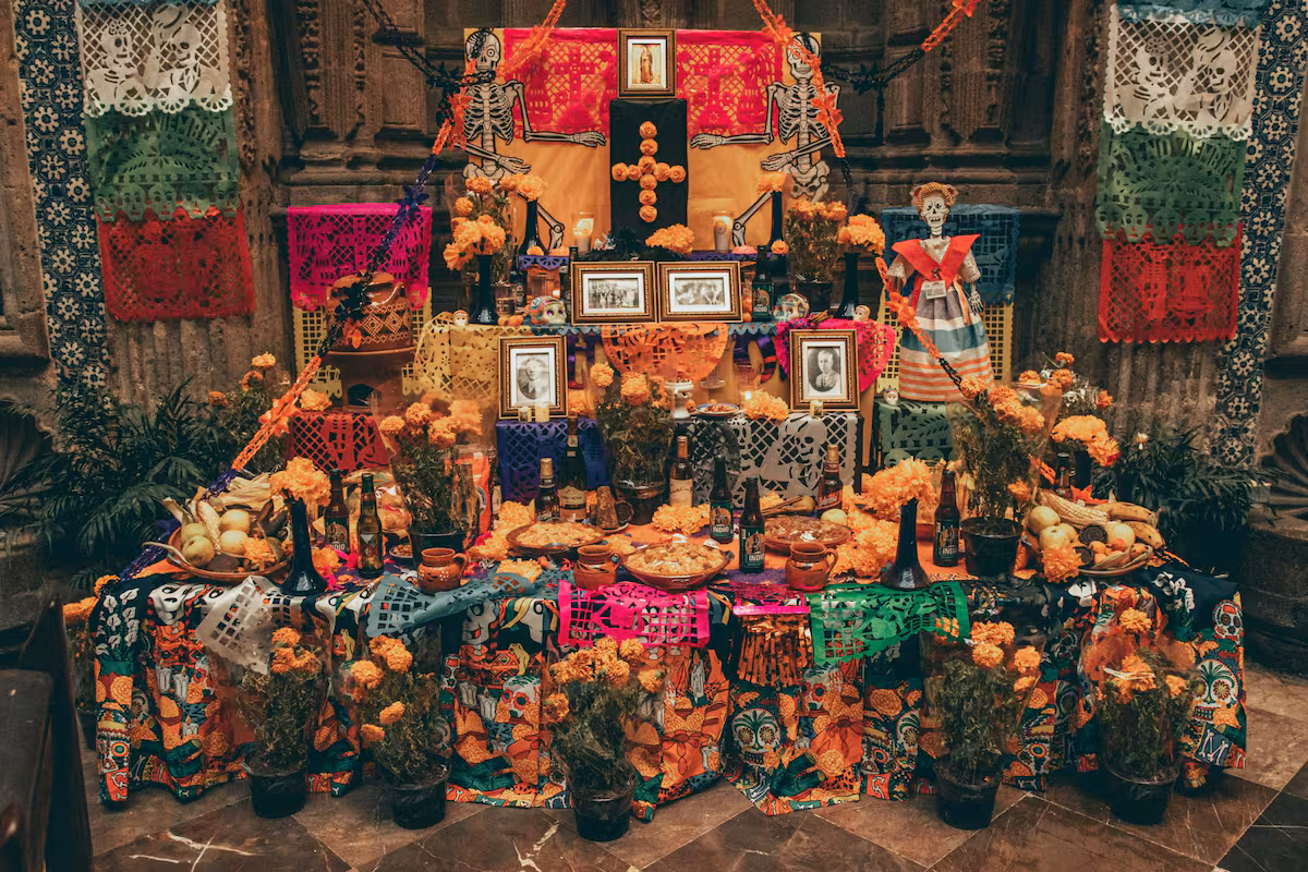 Día de Muertos en México: qué representa el altar y por qué algunos tienen siete pisos