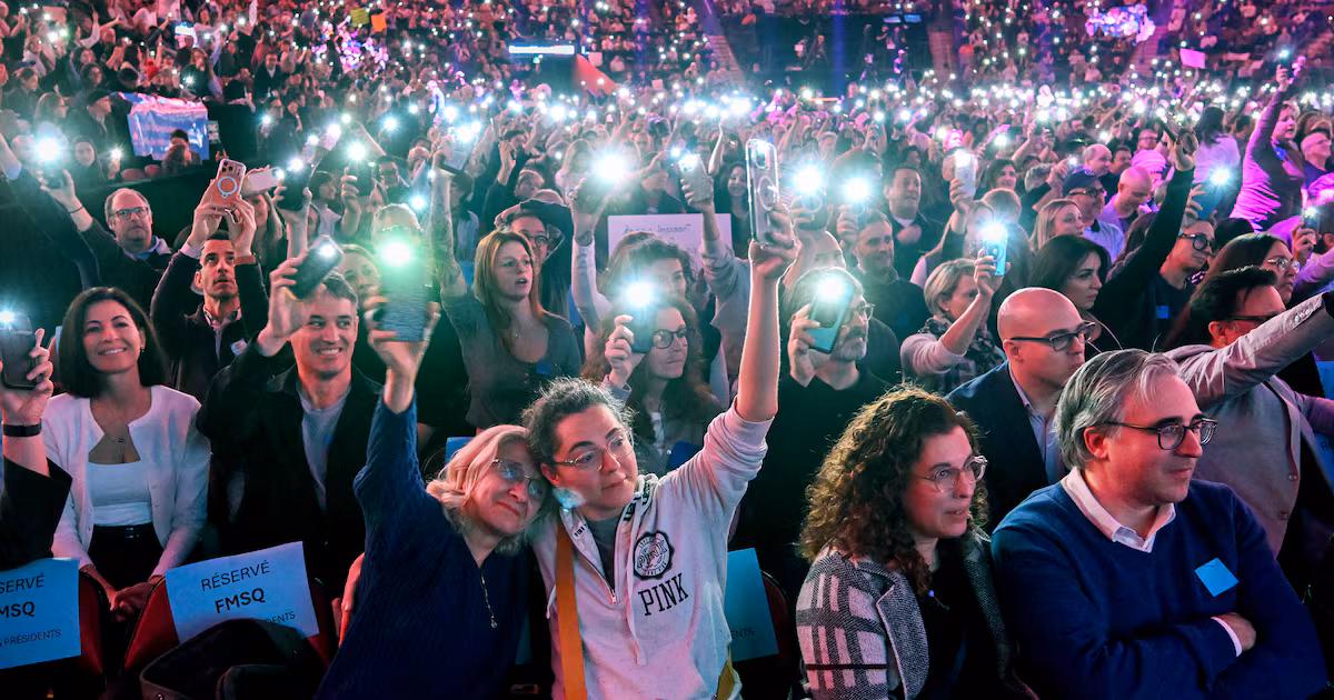 Doctors pack Bell Centre to denounce Quebec’s new health-care law