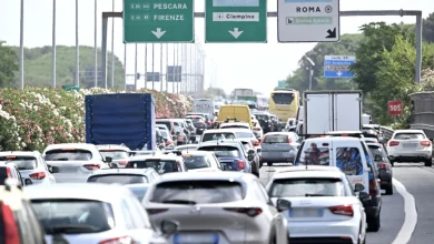 Donna accoltellata dall'ex compagno: si salva gettandosi dall'auto ferma sul Gra