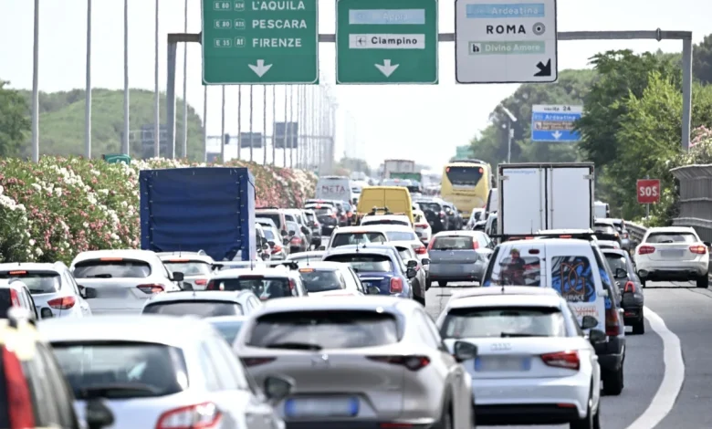 Donna accoltellata dall'ex compagno: si salva gettandosi dall'auto ferma sul Gra