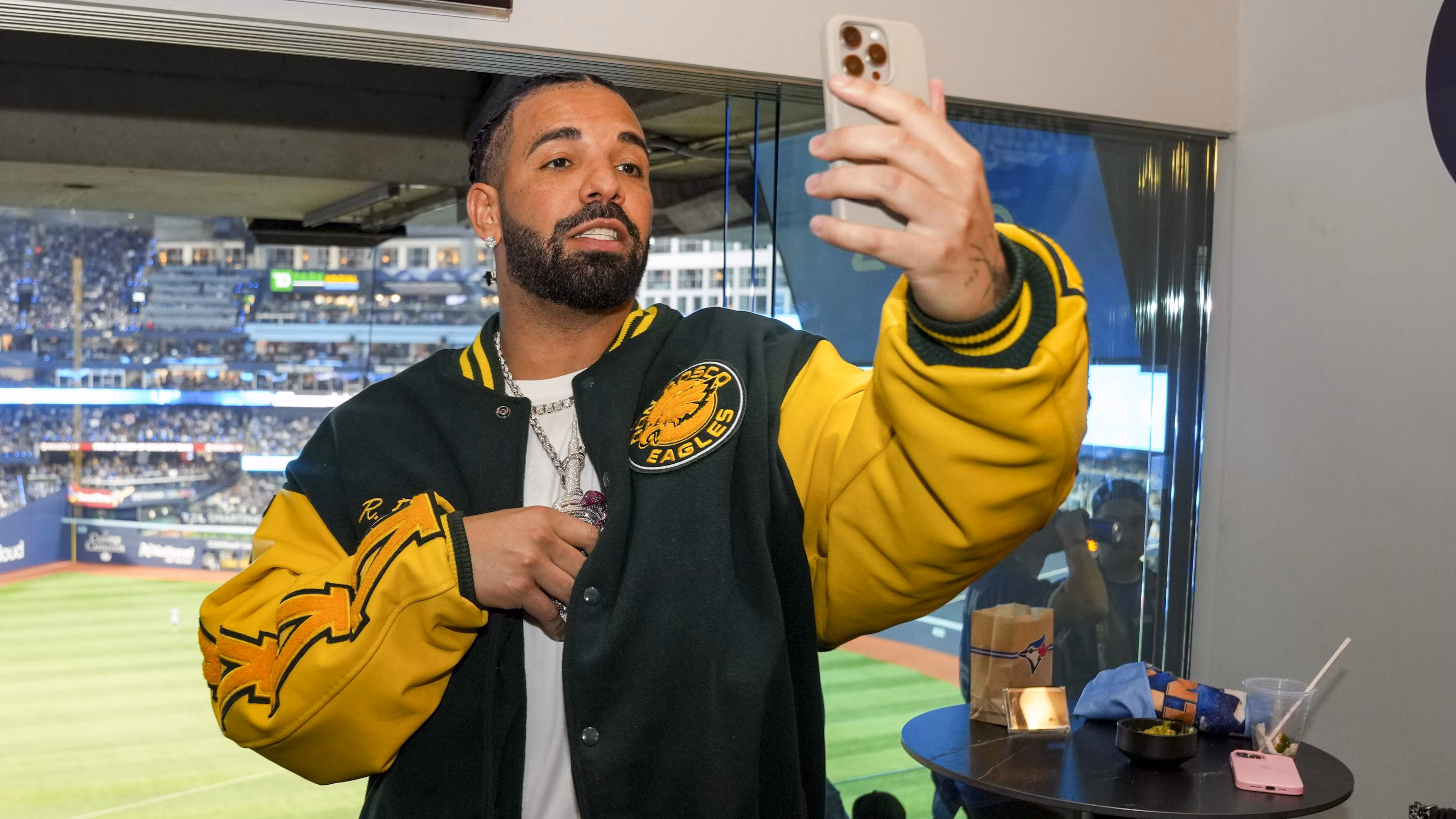 Drake Trolls Shohei Ohtani, Dodgers in Photos After Blue Jays Win World Series Game 5