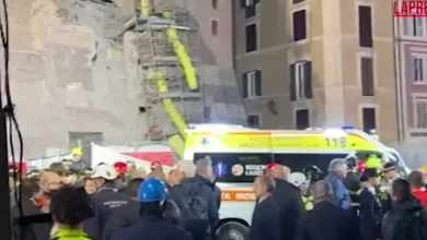 È stato estratto vivo dopo 11 ore l'operaio intrappolato nel crollo della Torre dei Conti a Roma