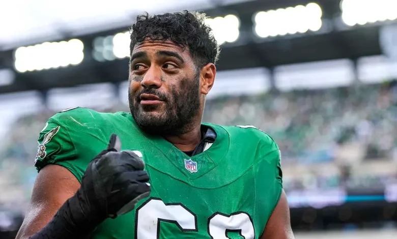 Eagles star Jordan Mailata politely interrupts reporter mid-question to enforce 'ladies first' policy
