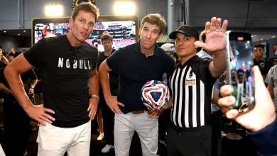 Eli Manning hilariously reacts to Daniel Jones snubbing Tom Brady for Giants legend as better player