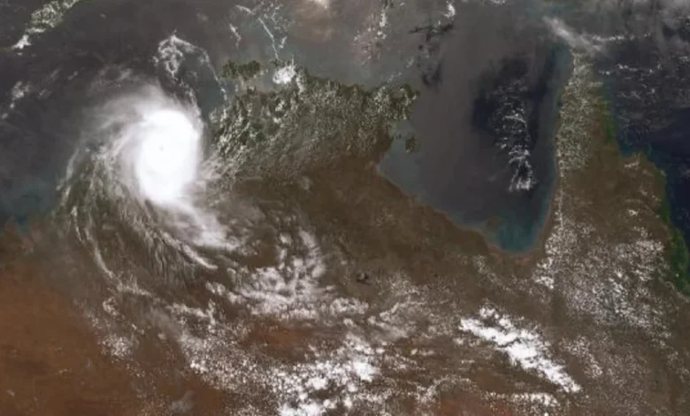 Emergency warning as category 4 cyclone Fina inches closer to WA