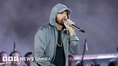 Eminem yitwariye ikigo kigurisha impuzu zo ku kiyaga 'Swim Shady'