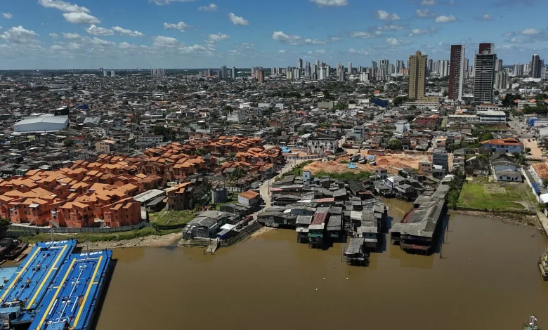 En marge de la COP30, une favela de Belém étouffe
