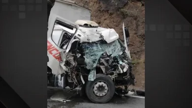 Engavetamento com três caminhões deixa ferido e interdita pista da Serra das Araras