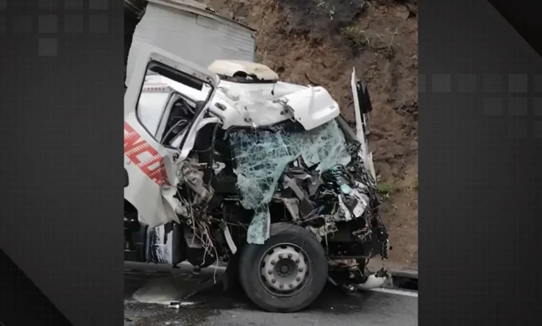Engavetamento com três caminhões deixa ferido e interdita pista da Serra das Araras