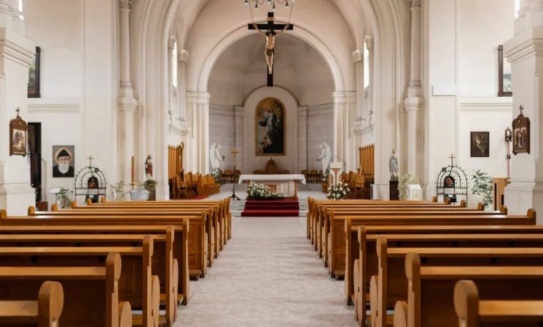 Entrano in chiesa e scappano, la sorpresa puzzolente (e blasfema) al parroco: escrementi nella navata e sull'altare