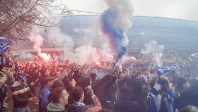Entre cánticos y bengalas, así ha sido la llegada del equipo al campo