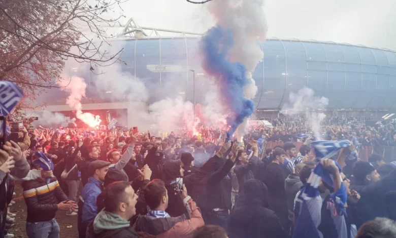 Entre cánticos y bengalas, así ha sido la llegada del equipo al campo