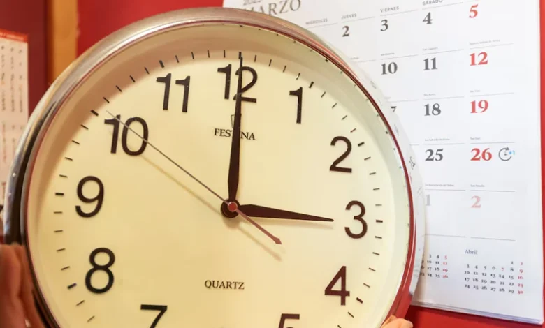 Este domingo 2 de noviembre termina el horario de verano; atrasa tu reloj una hora el sábado al acostarte