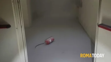 Estintori svuotati nelle aule e macchinette distrutte: vandali in azione nella scuola occupata