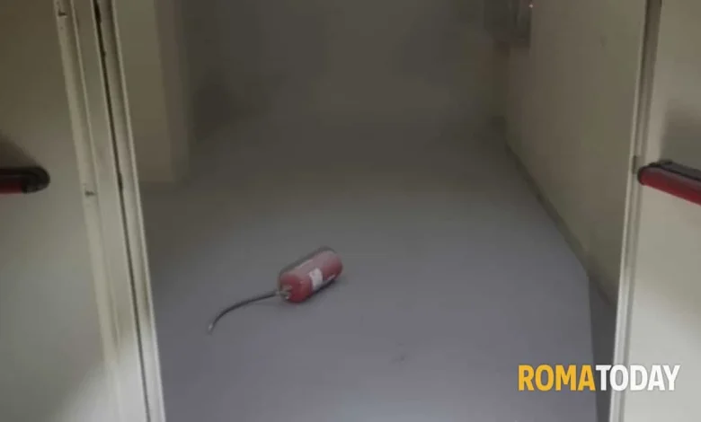 Estintori svuotati nelle aule e macchinette distrutte: vandali in azione nella scuola occupata